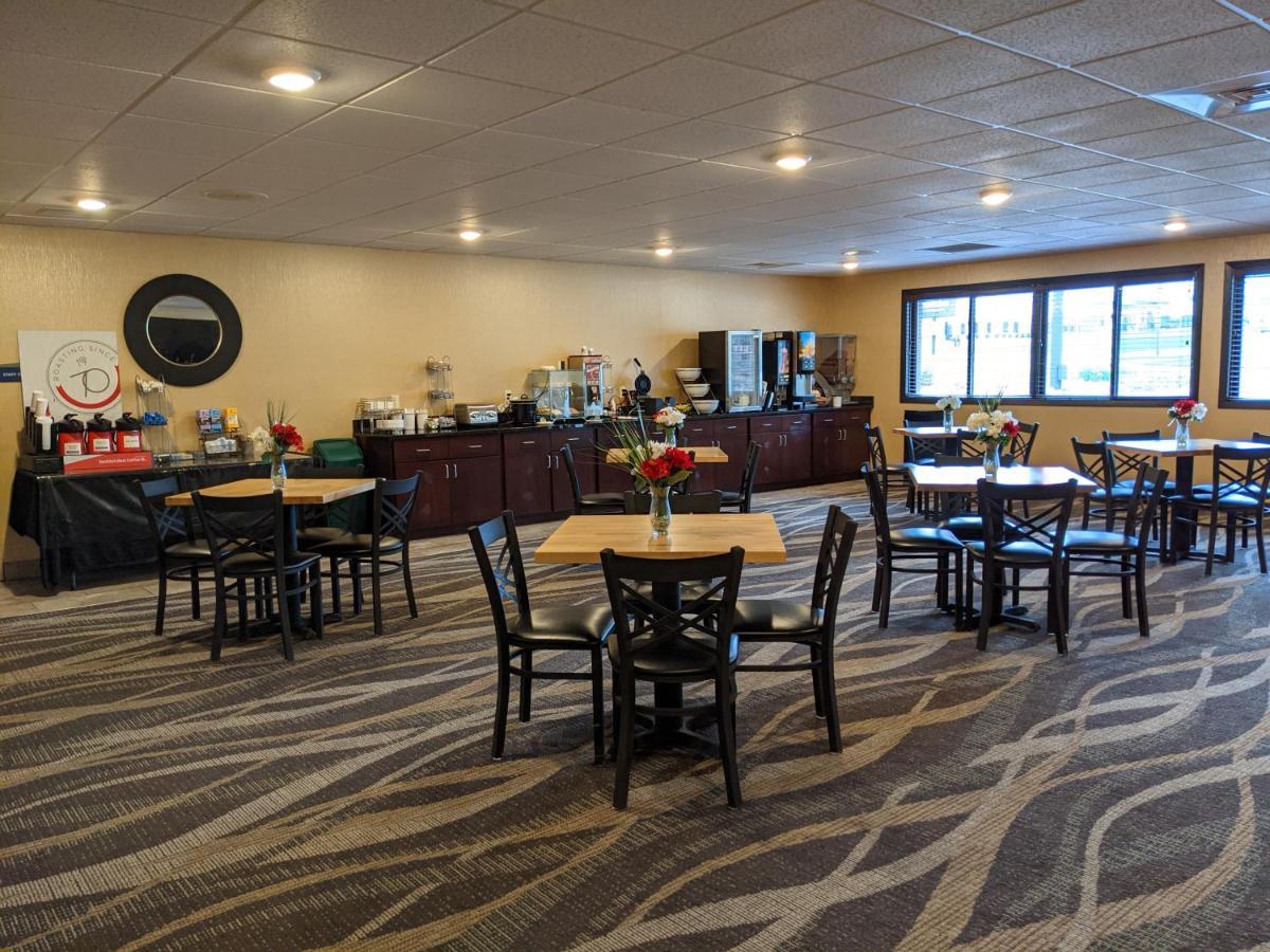 Cobblestone Inn & Suites - Merrill Bagian luar foto