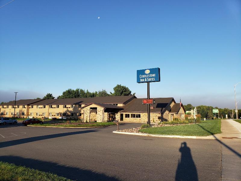Cobblestone Inn & Suites - Merrill Bagian luar foto